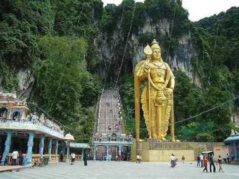 Il Tempietto di Batu Caves: Un Viaggio Spirituale nell'Arte Pre-Angkoriana!