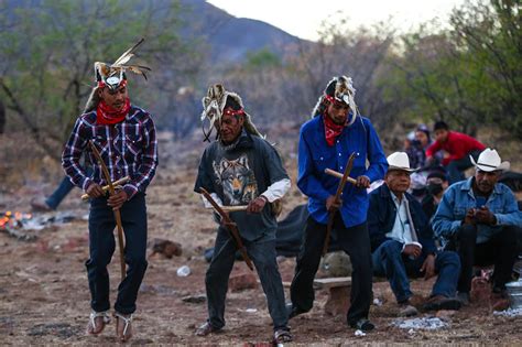 La Danza de los Coyotes - Un Tripudio di Colori e Simboli Misteriosi!