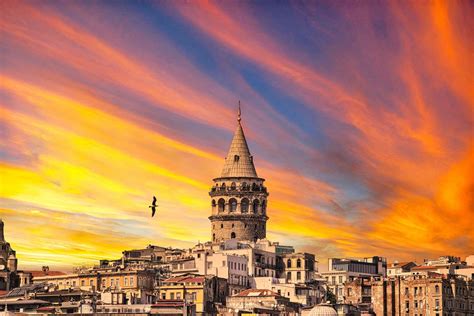  La Piazza di Galata - Un Capolavoro Orientalista che Trasmette il Rumore e l'Energia di Istanbul!